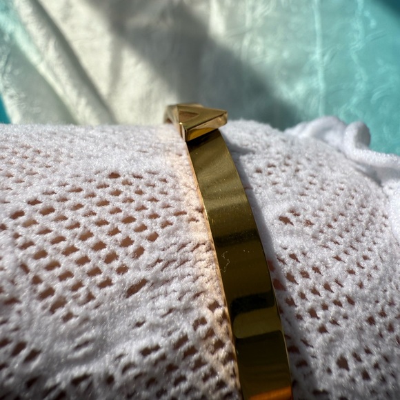 V Letters Bracelet | 316L Stainless Steel | Edgy & Modern - Picture 14 of 15